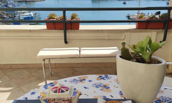 Trani Apartamento | DIRECTLY OVERLOOKING THE HARBOR A FEW METERS FROM THE CATHEDRAL