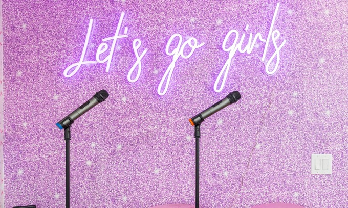 East Bank Condominio | Disco Cowgirl Bachelorette Bash Pad - Pool - Karaoke - 5 Queen Beds - Downtown