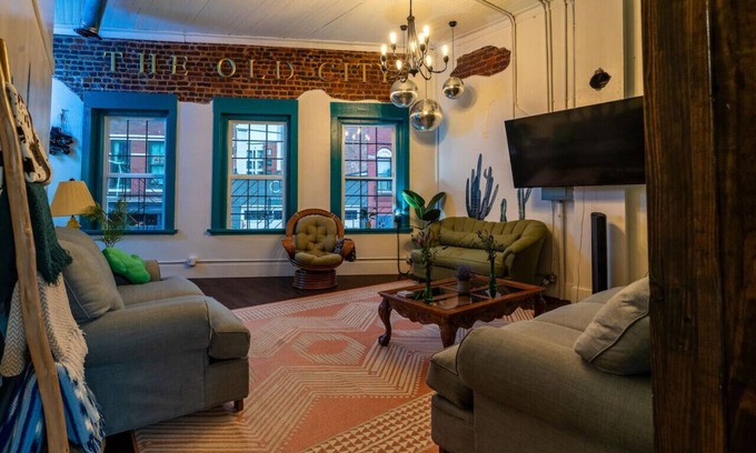 Old City Apartamento | Disco Hideaway, Sleeps 8, 3BR