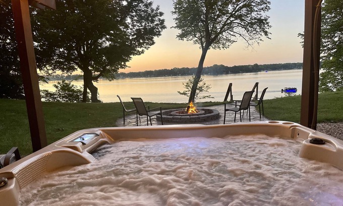 Elysian Township Casa | Discounted Rates! Lakefront Lodge- fish, kayak, swim, sauna, pet friendly.