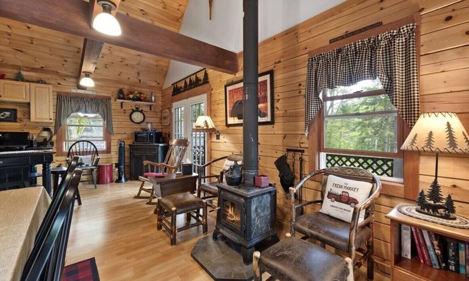 Ellsworth Cabina | Discover All-Season Adventures at Our White Mountains Rustic Log Cabin Retreat!