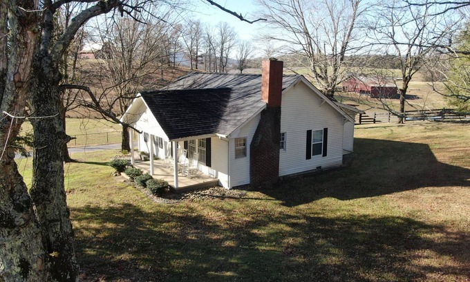 Tellico Plains Casa | Discover Cherohala Skyway in just 6 mins! Cozy 3-bedroom retreat awaits.