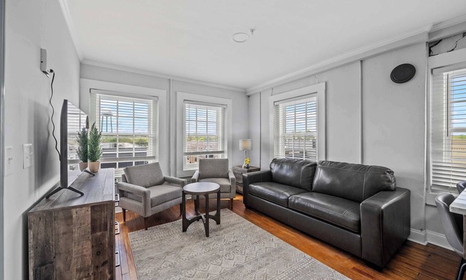 Conway Condominio | Discover Conway Trendy Downtown Loft