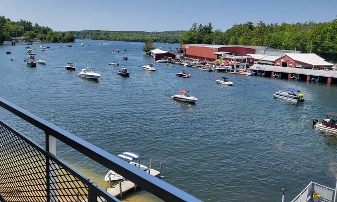 Laconia Condominio | Discover lake life living at its finest in our 2 bedroom on Lake Winnipesaukee!