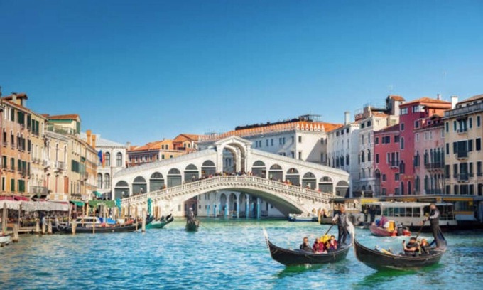 Castello Apartamento | Discover Luxurious 4-Bedroom Apartment Blending Antique Charm with Modern Chic