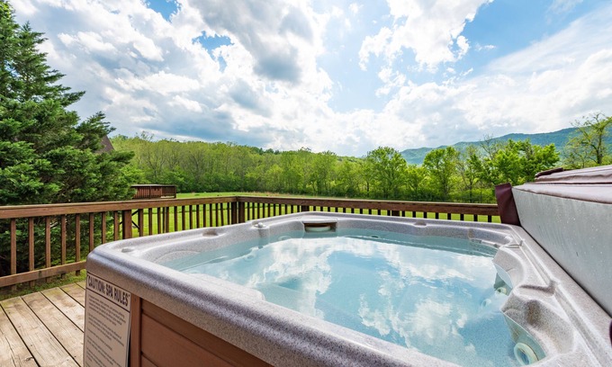 Rileyville Cabina | Discover Shenandoah River steps away! Cozy 2-bedroom Luray cabin.