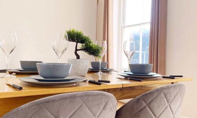 Chelsea Riverside Apartamento | Discover the Comforts of Modern Living with Our 2 Bed, 2 Bath Apartment in SW10