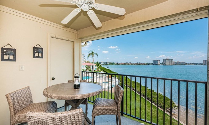 Palma del Mar Casa | Discover the Epitome of Waterfront Living in this Stunning condo on Isla del...