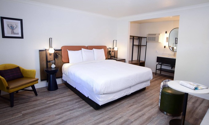 Willits Casa | Discover the Perfect Blend of Modern and Rustic Charm at The Woodrose in Willits