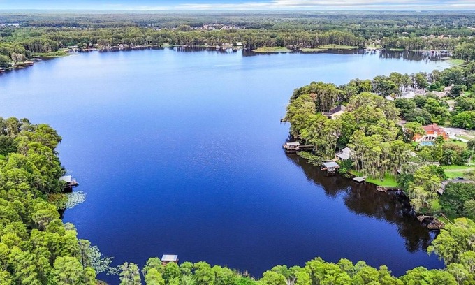 Land O' Lakes Cabina | Discover tucked away 5-bedroom lakefront cabin getaway in Land O' Lakes with AC
