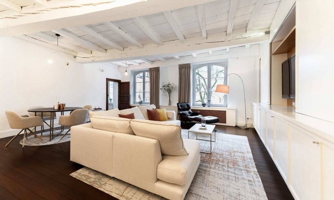 Ville Haute Apartamento | Discover Ville Haute - City Center Gem ID66
