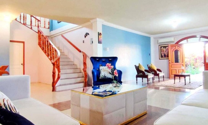 Puerto Baquerizo Moreno Casa | BAHIA GARDNER HOUSE
