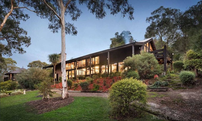 Eltham Casa | Diskin House Mt Pleasant Rd, Eltham. Great for weddings - 2 Kms to Montsalvat.