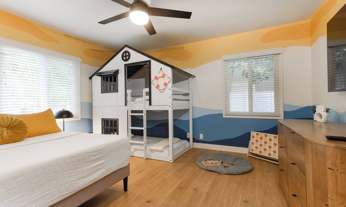 Morrison - Eldridge Park Casa | Disney Christmas 9mins to Disneyland EV Charger Large Backyard