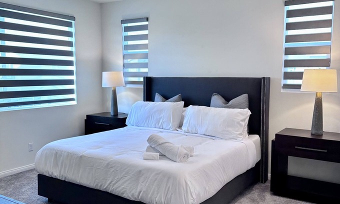 Santa Ana Casa | Disney Getaway - Cozy & Spacious 4BD townhome!