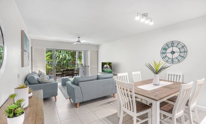 Palm Cove Complejo | Dive Straight in from this Breezy Poolside Oasis