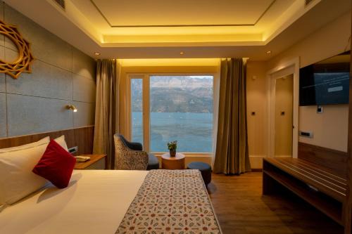Chamiyala Alquiler De Eote | Divine Lake Cruise