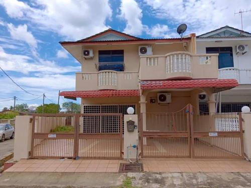 Air Puteh Casa | DIY 4BR Home Behind TMG Air Putih, 16 Guests