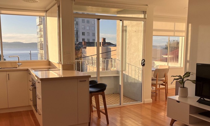Battery Point Apartamento | Django’s by Salamanca - Apartamento con balcón y vistas al mar