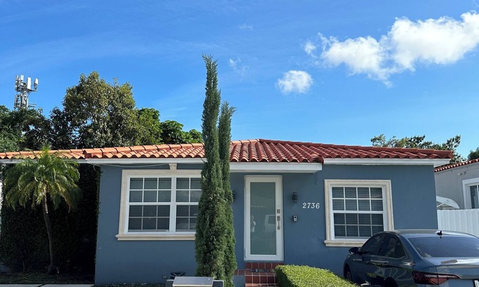 West Little Havana Casa | Do you want to select a perfect place to know Miami?. This is R and R Hostal.