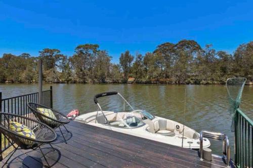 Chittaway Point Casa | DOCK 08 Riverside Entertainer Pets Welcome