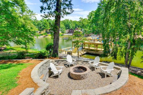 New London Casa | Dock and 2-Story Boat Slip Badin Lake Cabin