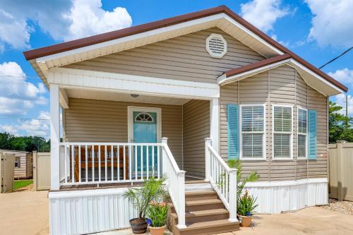 Elberta Casa | Dock and Boat Ramp Access Home Near Wolf Bay!