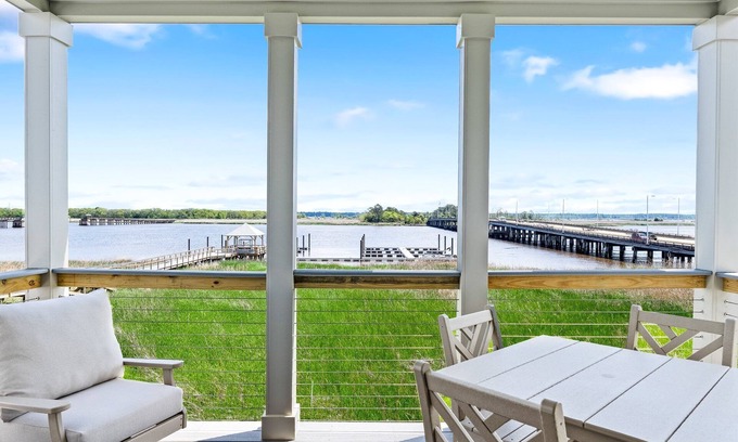 Georgetown Casa | Dock and Dwell at the Winyah Bay Club, Pool, Outdoor Lounge/Grill and Boat Slip included!