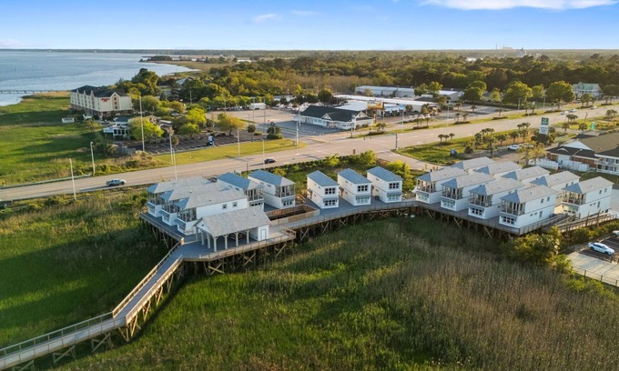 Georgetown Casa | Dock and Dwell at the Winyah Bay Club, Pool, Outdoor Lounge/Grill and Boat Slip included!