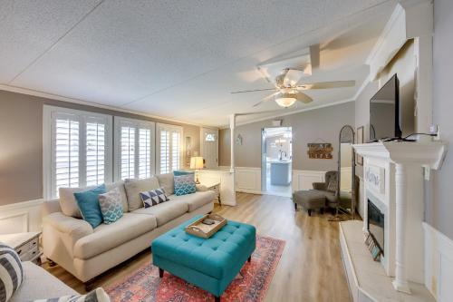 Enchanted Oaks Casa | Dock, Deck and Kayaks Home on Cedar Creek Reservoir