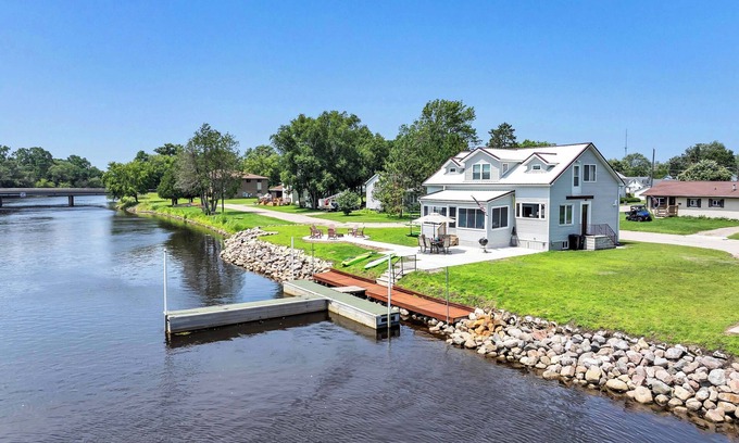 Oconto Casa | Dock & Drift: Kayaks&SUP|Lake Michigan|Hottub