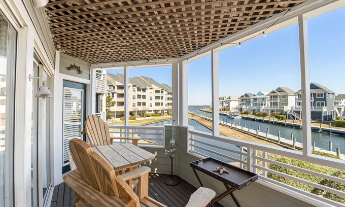 Manteo Condominio | Dock Holiday: Canalfront condo, Water Views, Fisherman's dream with Boat Dock
