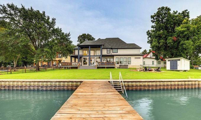 Gun Barrel City Casa | Dock & Hot Tub! High-End Cedar Creek Lake Retreat