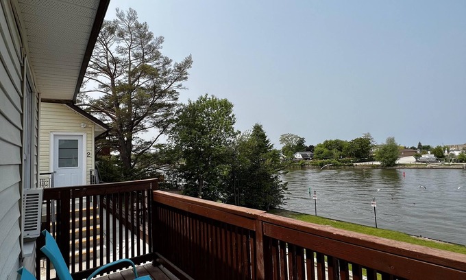 Wasaga Beach Cabaña | Dock Life Beach 1 - Cottage 3, Riverside 2 bedroom, 3 min walk to Beach 1