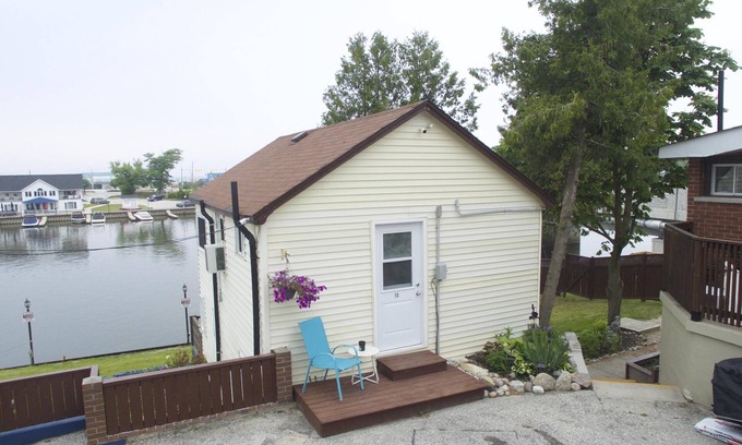 Wasaga Beach Cabaña | Dock Life Beach 1 - Cottage 10, Riverside 2 bedroom, 3 min walk to Beach 1
