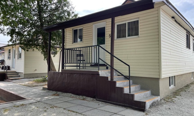 Wasaga Beach Cabaña | Dock Life Beach 1 - Cottage 5, Riverside Property, 2 Bdrm, 3 min walk to Beach 1