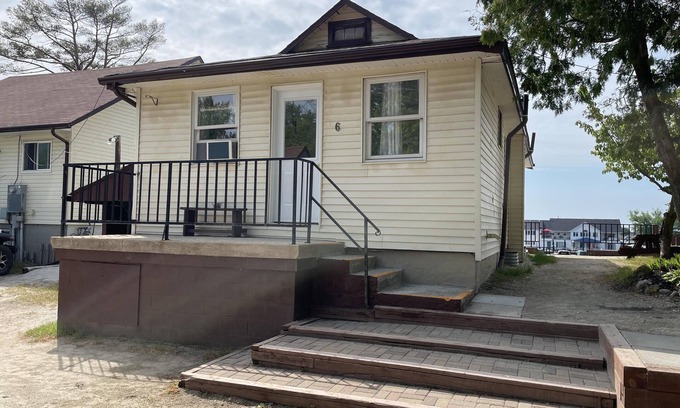 Wasaga Beach Cabaña | Dock Life Beach 1 - Cottage 6, Riverside Property, 2 Bdrm, 3 min walk to Beach 1