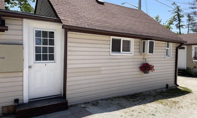 Wasaga Beach Cabaña | Dock Life Beach 1 - Cottage 8, Riverside, 2 bdrm and Loft, 3 min walk to Beach 1