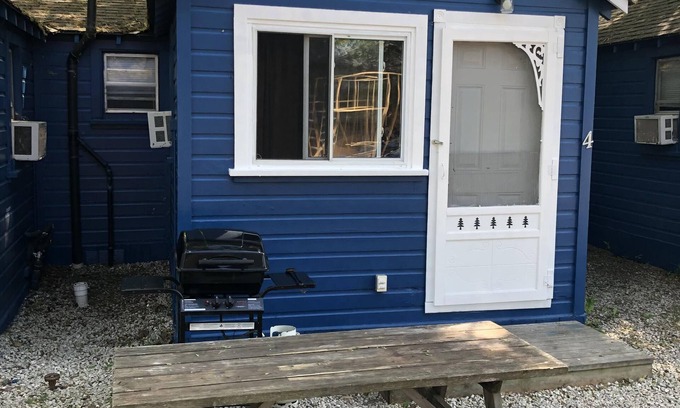 Wasaga Beach Cabaña | Dock Life Cottage 4 - Riverside, 1 Bedroom, Wasaga