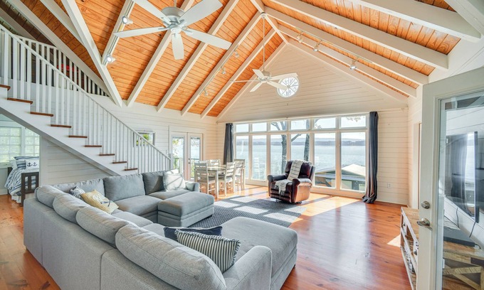Groveoak Casa | Dock + Panoramic Views: Guntersville Lake Retreat!