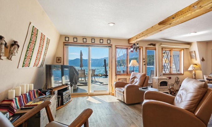 Bayview Casa | Dock's End Floating Home