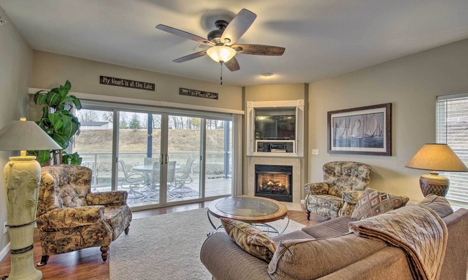 Lake Ozark Condominio | Dock, Slip & Pool: Breezy Lake Ozark Escape