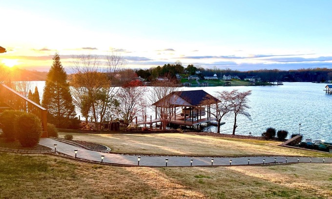 Moneta Casa | Dockside Daze-Prime Waterfront Loc w/ Amazing View, Firepit, Tiki Bar, Lrg Dock