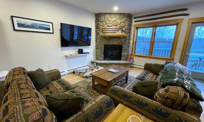 Carrabassett Valley Condominio | Dog Friendly SugarloafCondo- Ski, Snowboard, Golf or Hike!