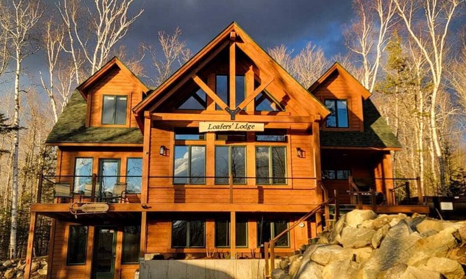 Carrabassett Valley Chalet De Esquí | Dog-friendly chalet + hot tub, EV charger