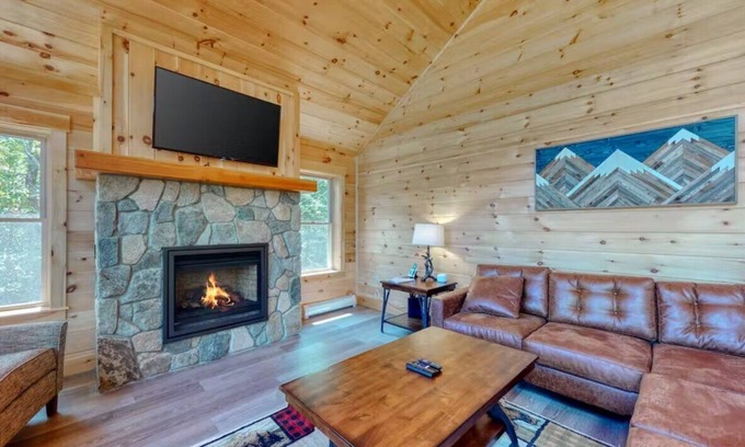 Carrabassett Valley Cabina | Dog-friendly cabin - Built in 2022!