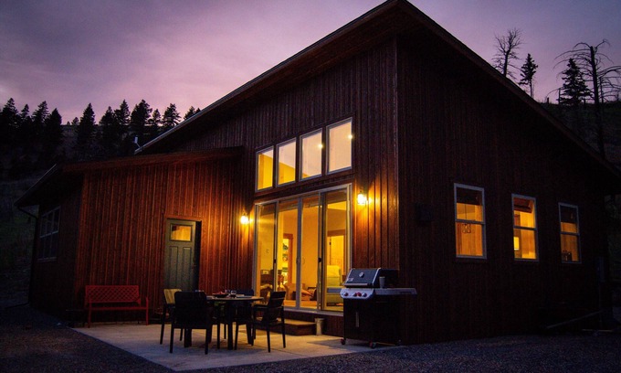 Emigrant Casa | Dog-friendly, 2-bedroom cabin with curated library, fire pit, and wide Montana skies. Tucked off a scenic dirt road in Paradise Valley—15 minutes to dining, 45 minutes to Yellowstone.