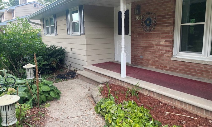 Green Bay Casa | Dog Friendly 3-bedroom house near Door County, Lambeau Field and on a bus line!
