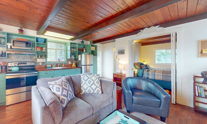 Winchester Bay Apartamento | Dog-friendly ADU with a full kitchen & shared washer/dryer - near the water