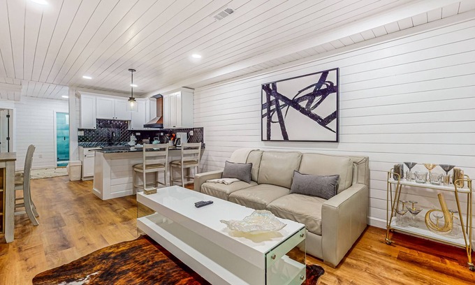 Seymour Apartamento | Dog-friendly apartment with mountain view, fireplace, central AC, firepit, & W/D